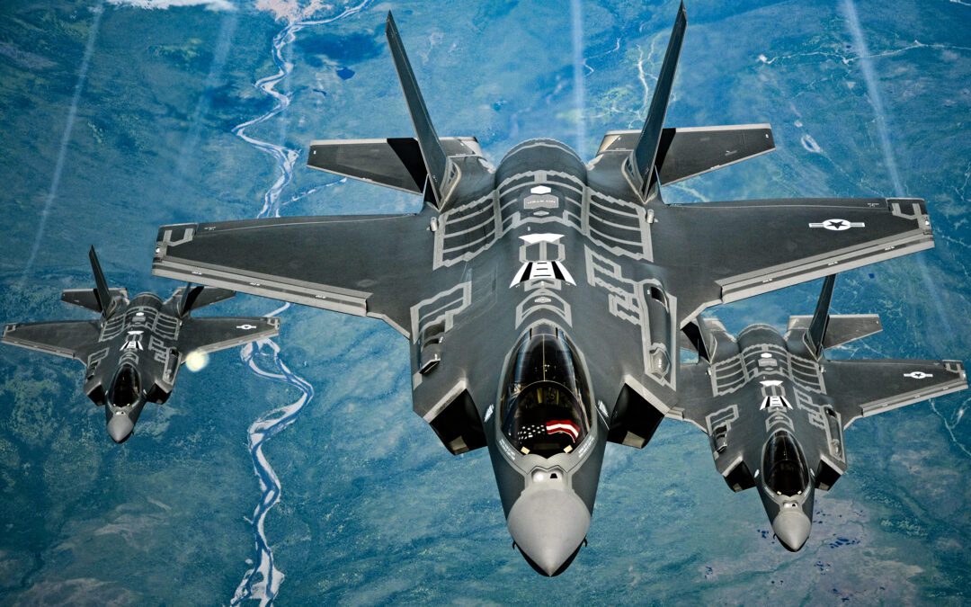 Trois avions de combat F-35 en formation